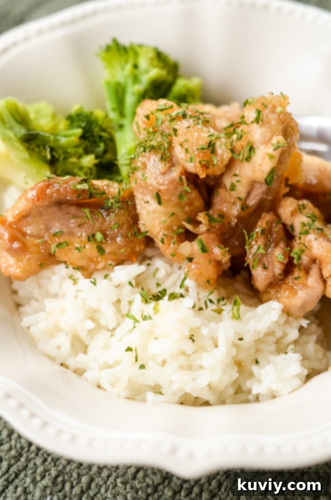 Crispy Hot Honey Air Fryer Chicken Bowls 2 A vibrant bowl of Air Fryer Hot Honey Chicken with crispy glazed chicken pieces, fluffy rice, and green broccoli florets, showcasing a complete meal.