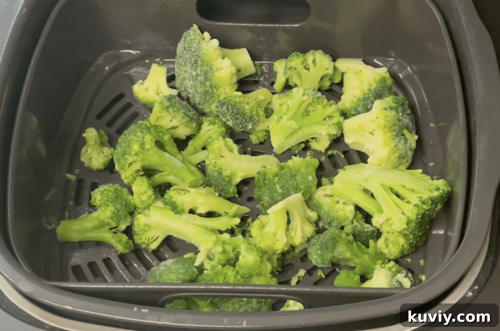 Perfectly Crispy Air Fryer Broccoli in 10 Minutes 3 Air Fryer Broccoli in 10 Minutes!